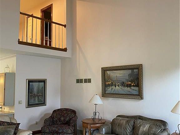5th image of 7582 Eisenhower Dr