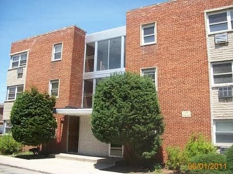 1st image of 2400 W Balmoral Ave APT 1F