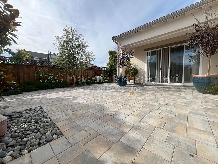 2996 Minaret Way — Photo 3