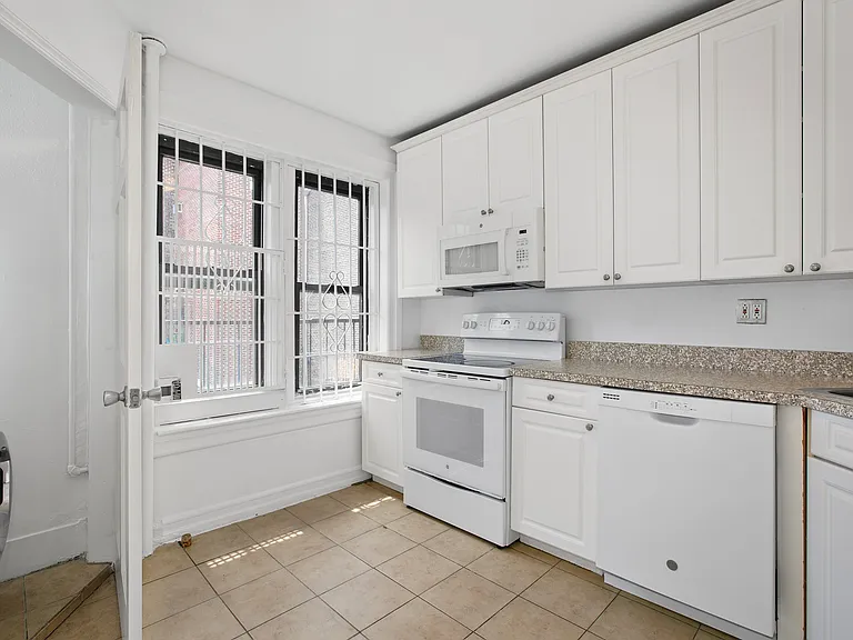 72 W 69th St #4D — Photo 2