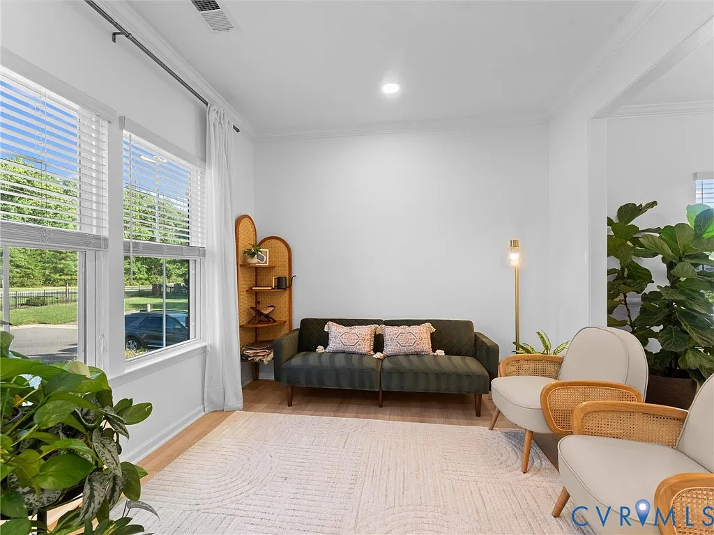 4 bed, 3.5 bath, 3696 sqft, $3,700 — Photo 4