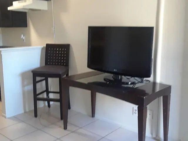 Oak Tree Apartments — Photo 10