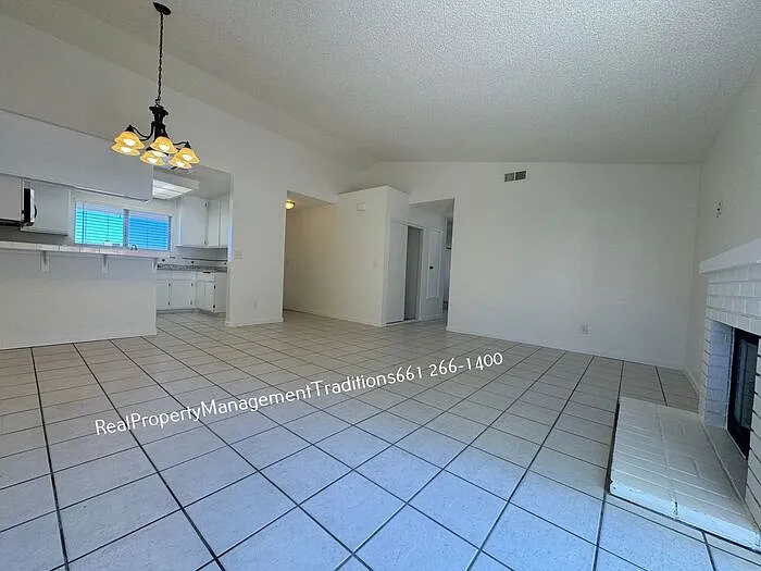 3 bed, 2.0 bath, 980 sqft, $1,950 — Photo 3