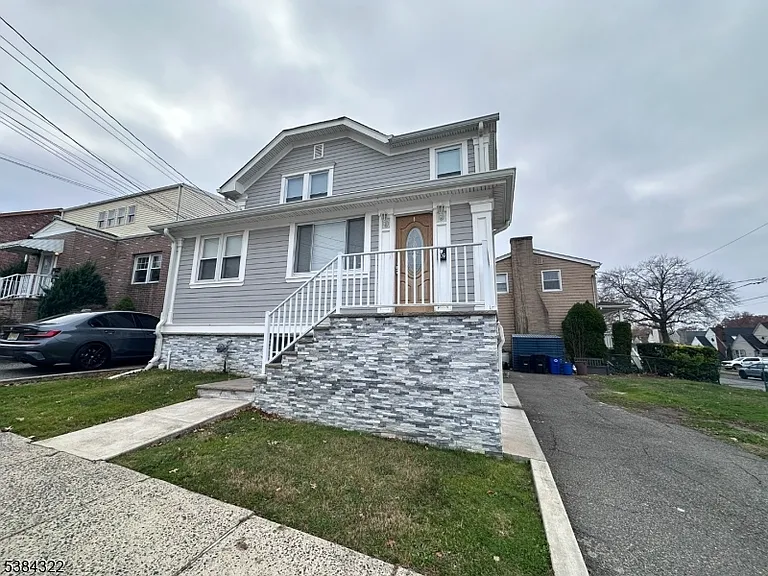 109 Arlington Blvd — Photo 1