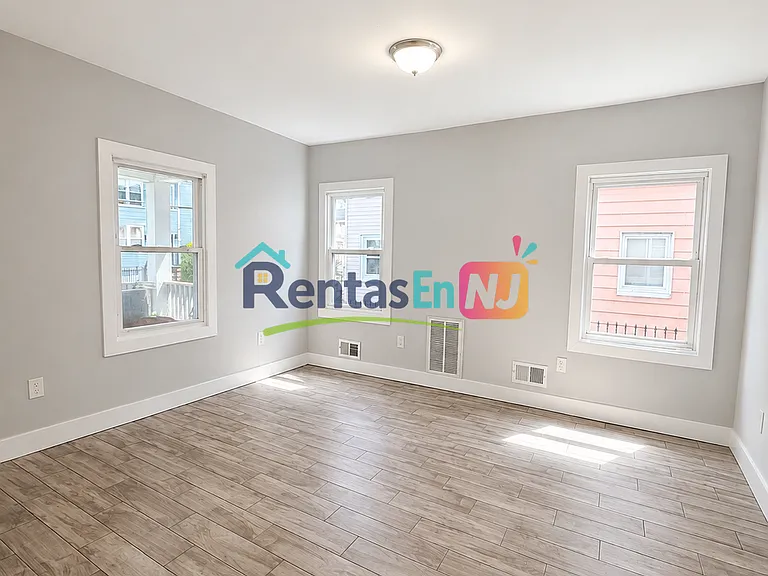 187-189 Vermont Ave #1 — Photo 3