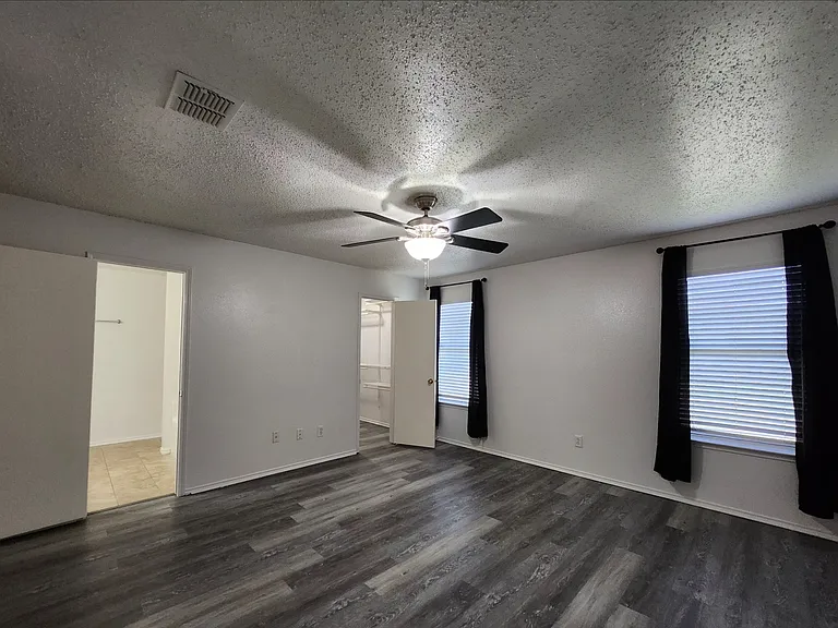 1557 Crown View Dr — Photo 7
