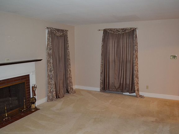 4th image of 65 McArthur Dr