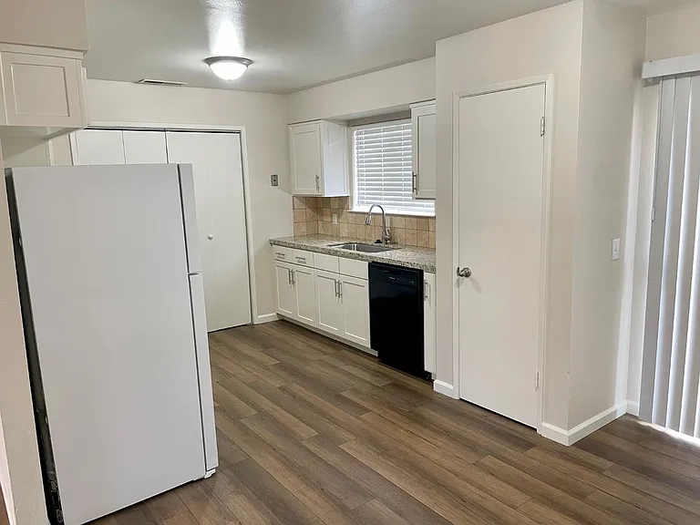 363 E Florinda St — Photo 7