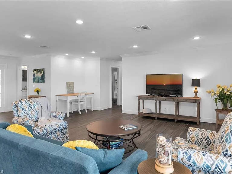 1020 Swallow Ave #302 — Photo 4