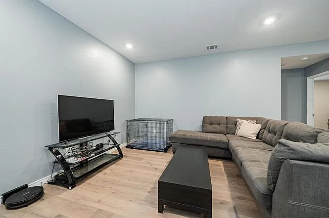 807 Sunrise Ln — Photo 4