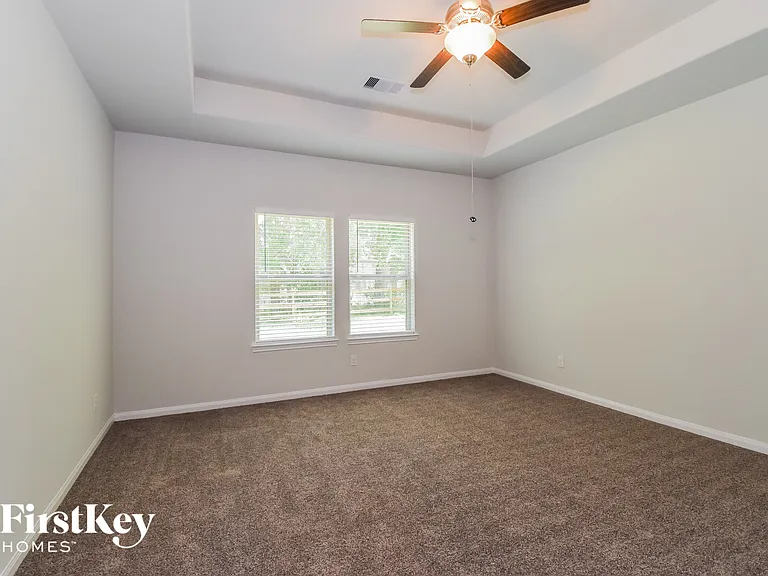 317 Lakeway Cir — Photo 7