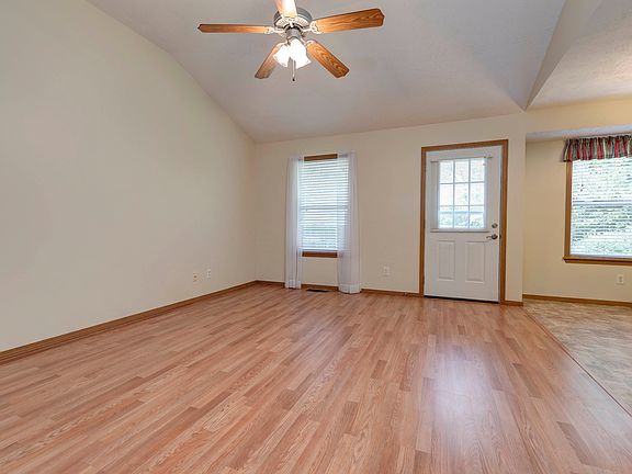 3rd image of 1113 N Hutchinson Ave