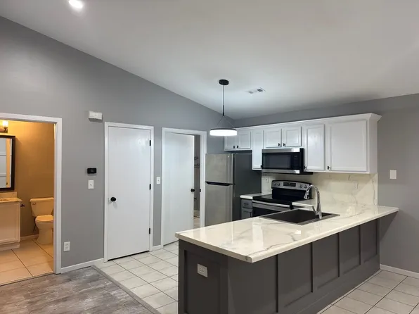 Urban Oasis Awaits! 2BR/2BA w/ balcony/patio, Close to Shopping and Entertainment!