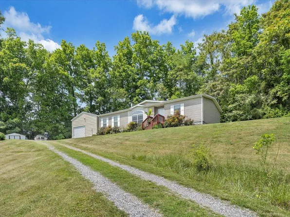 1348 Haymakertown Rd, Troutville, VA 24175