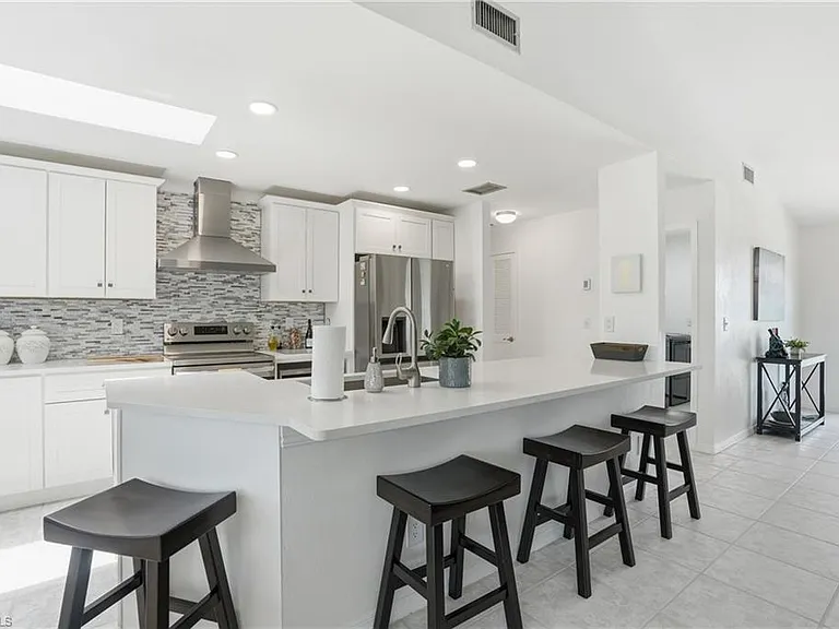 132 Bordeaux Cir — Photo 4