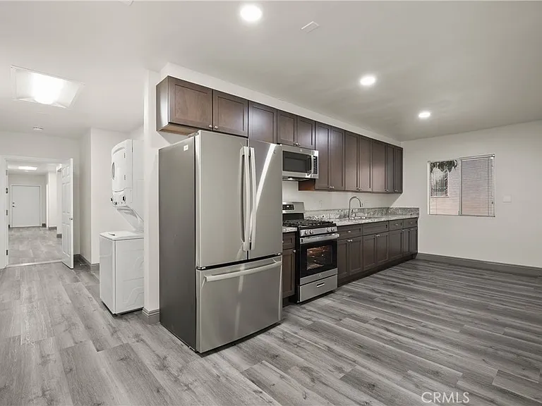 14335 Hamlin St — Photo 25