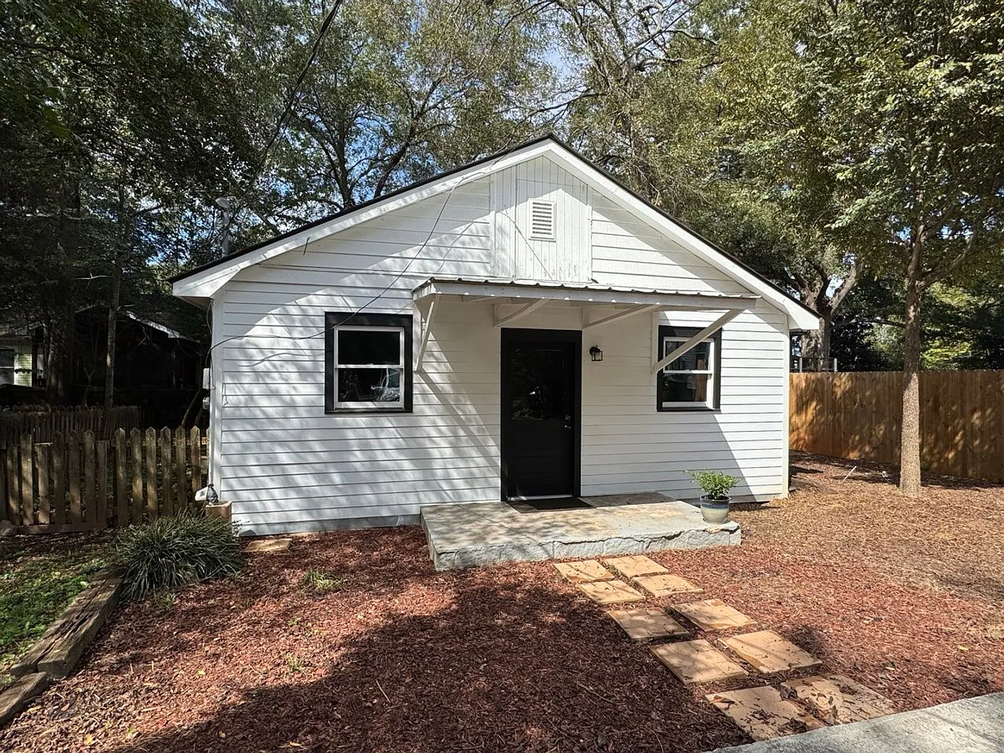 Charming 3-Bedroom Cottage in Normaltown Prime Athens Location — Photo 3