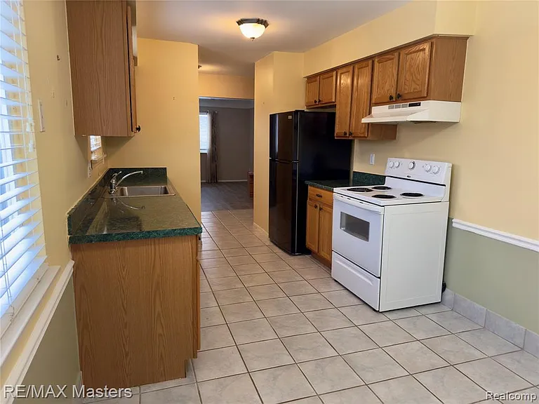 20037 Village Green Ct — Photo 6