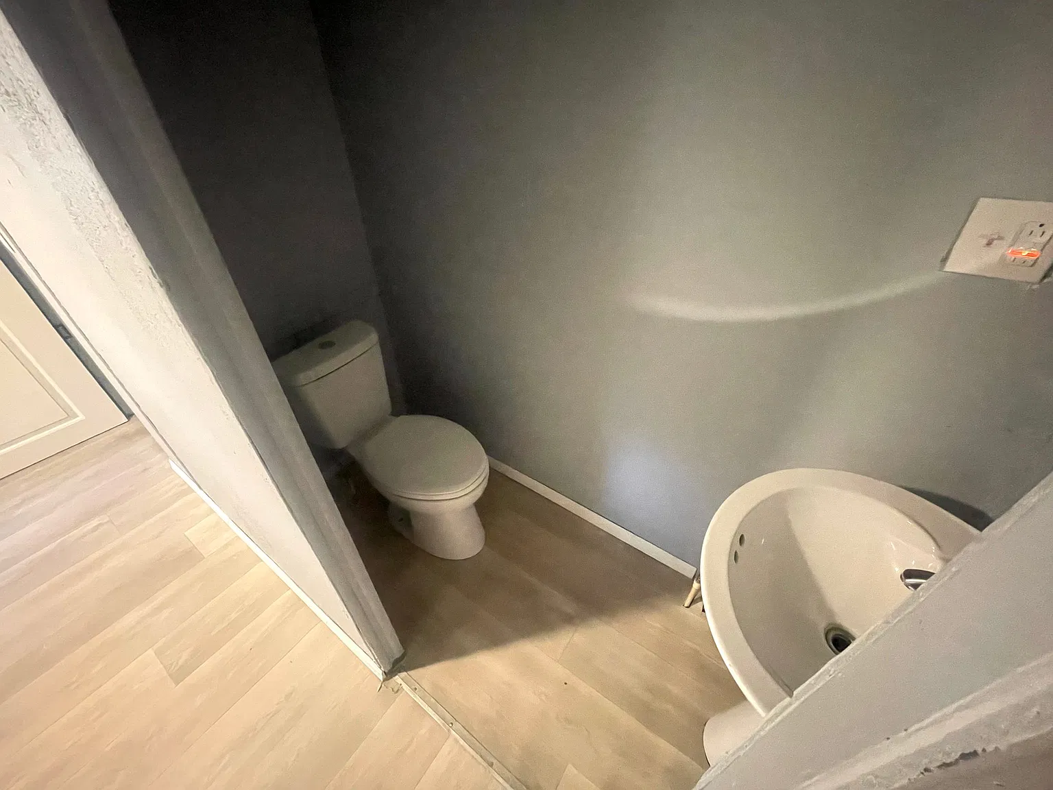 3 bed 1.5 bath bright and large home — Photo 4