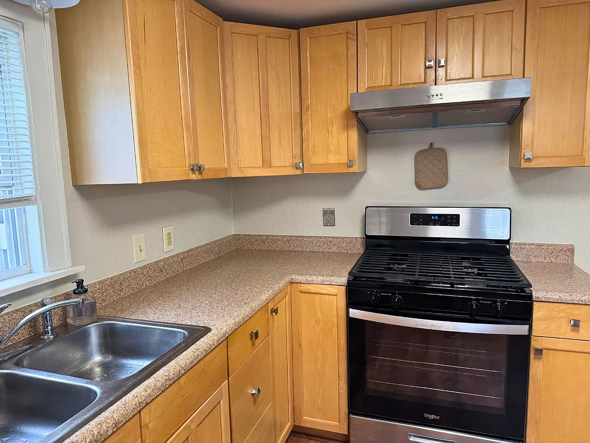 Building Photo - 502 N Henry St #2