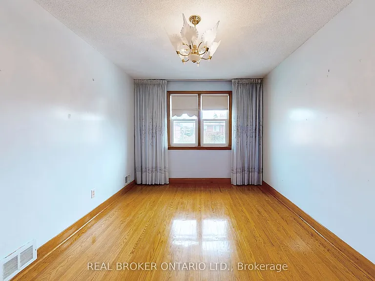 3241 Dufferin St — Photo 21