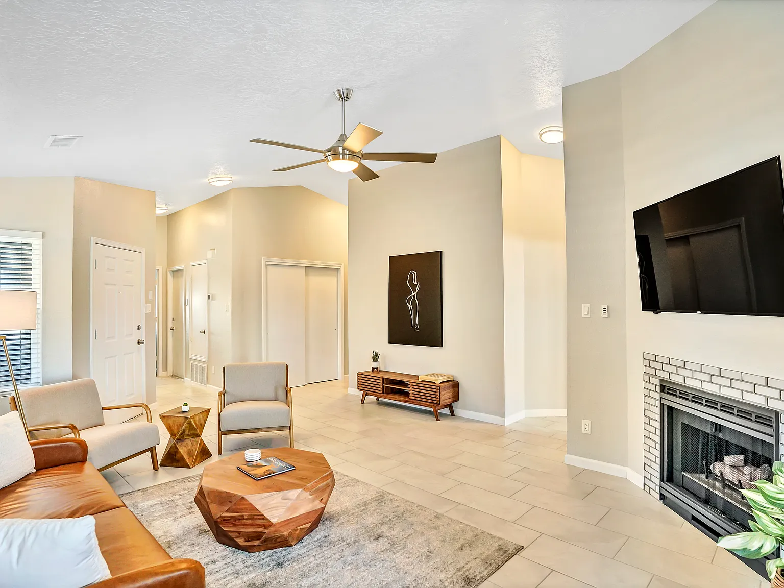 3 bed, 2.0 bath, 1407 sqft, $2,500 — Photo 4