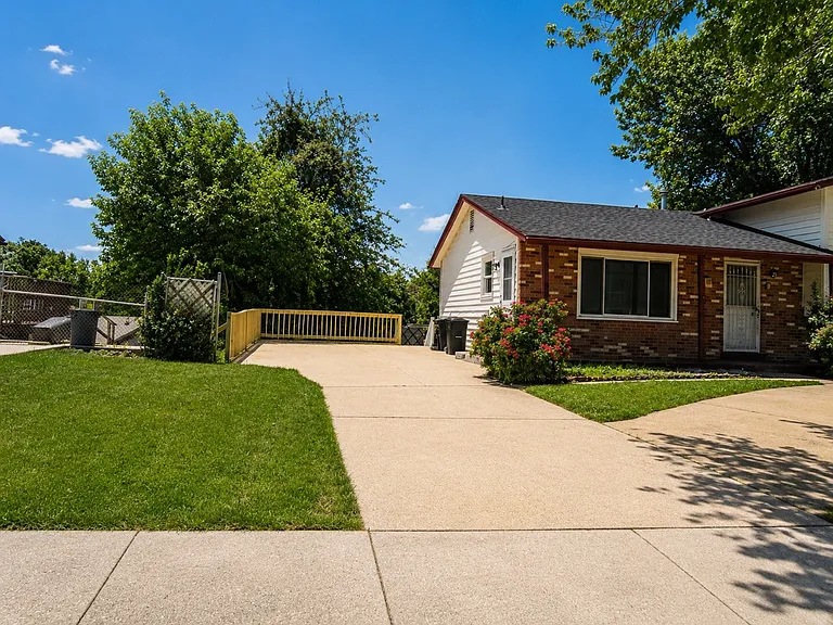 6503 Oak St — Photo 2