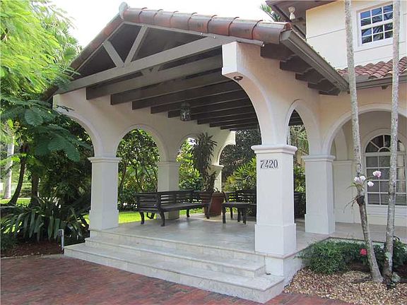 MAGAZINE QUALITY ESTATE - BUCOLIC TROPICAL SETTING