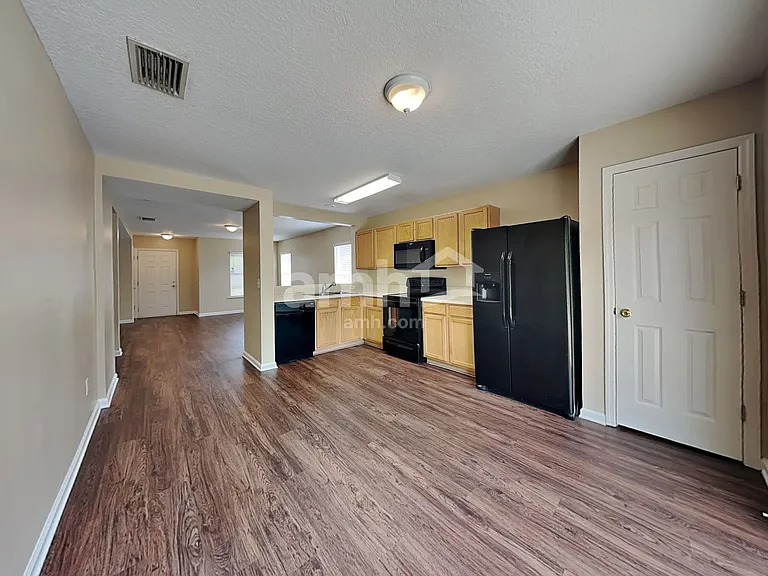 1211 Spring Creek Ct — Photo 4