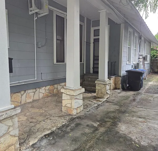 716 E Guenther St #B — Photo 2