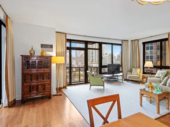 100 United Nations Plaza image 1 of 10