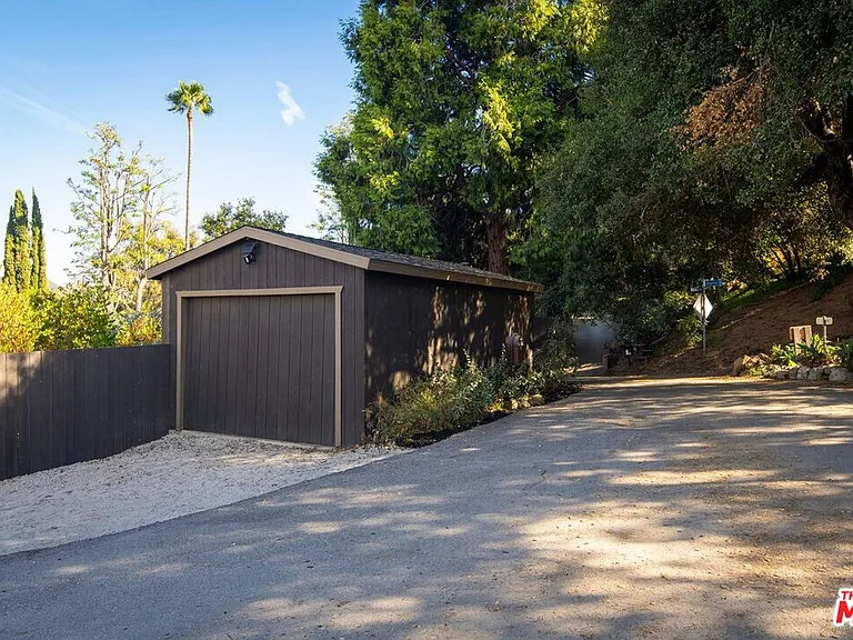 19933 Summit Dr — Photo 30