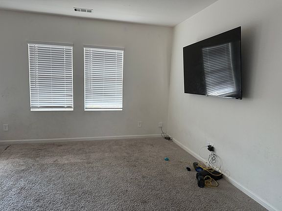 3rd image of 725 Yorkshire Dr