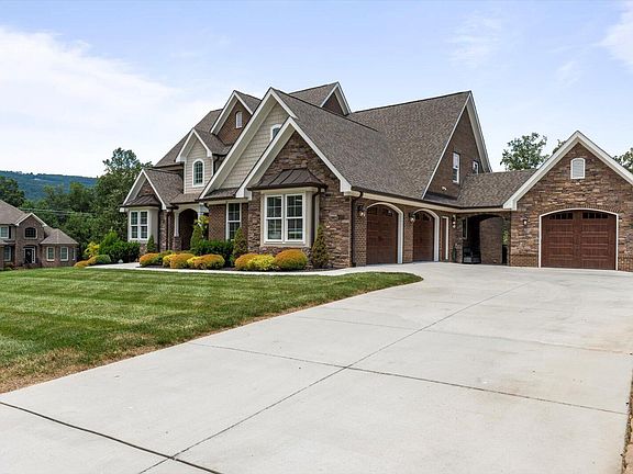 3rd image of 483 Clear Canyon Dr
