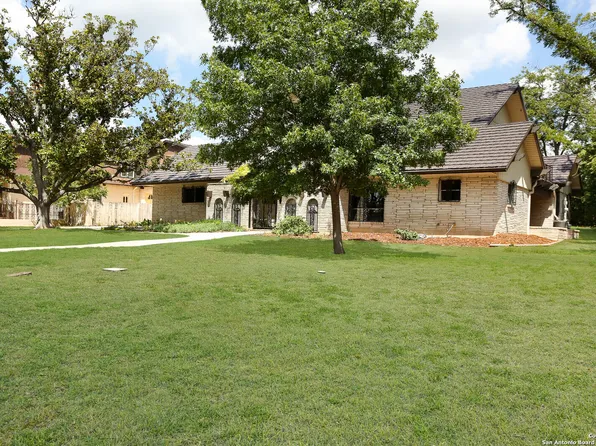 203 Honeysuckle Ln, Castle Hills, TX 78213