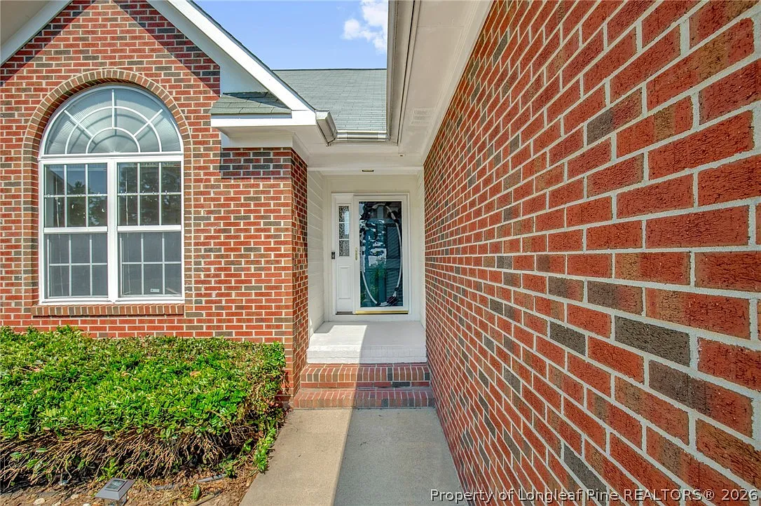 4 bed, 2.0 bath, 2209 sqft, $1,900 — Photo 3