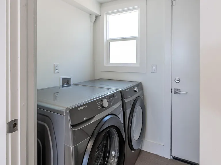 937 University Ave — Photo 14