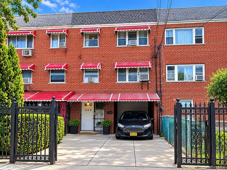 2nd image of 469 Commonwealth Avenue