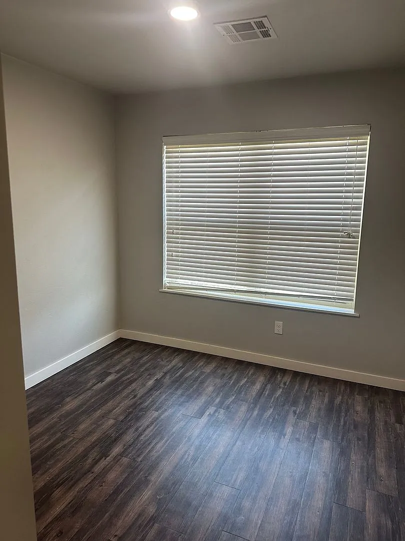 3 bedroom, 2.5 bathroom, 1 car garage — Photo 1