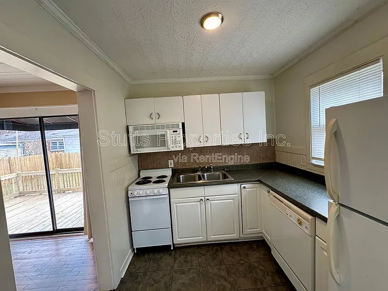 235 Edgewood Dr — Photo 6