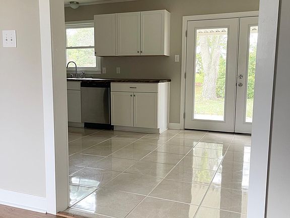 3rd image of 664 Meadowcrest Dr