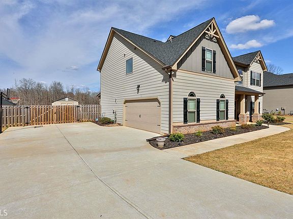 2nd image of 415 Mulberry Dr