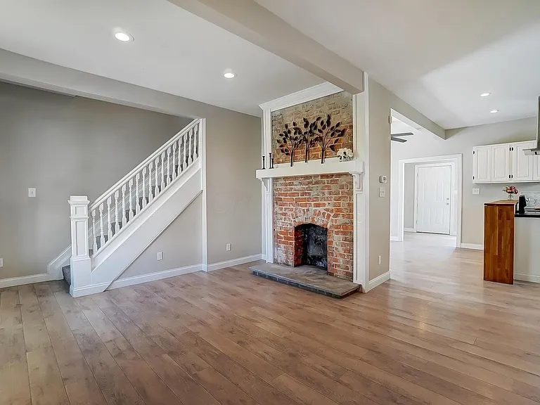 147 Whitethorne Ave — Photo 3