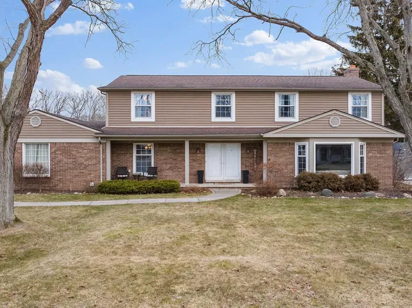 8708 Thorntree Dr, Grosse Ile, MI 48138