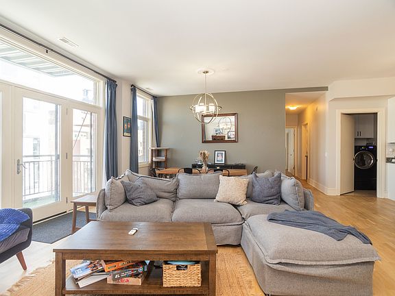 3rd image of 711 W Grand Ave #402