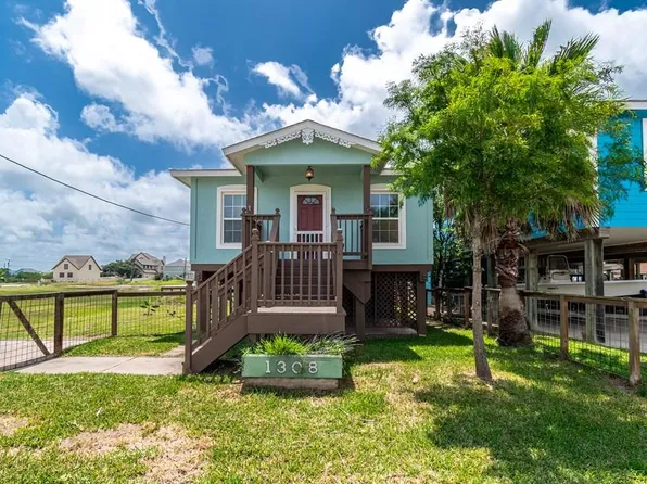 1308 S Live Oak St, Rockport, TX 78382