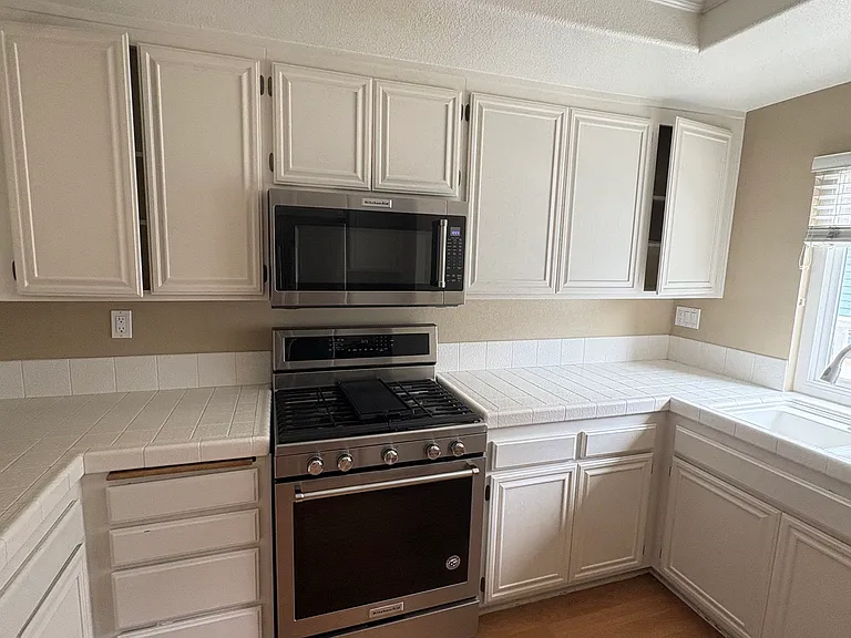 1018 Gilbert Ln — Photo 9