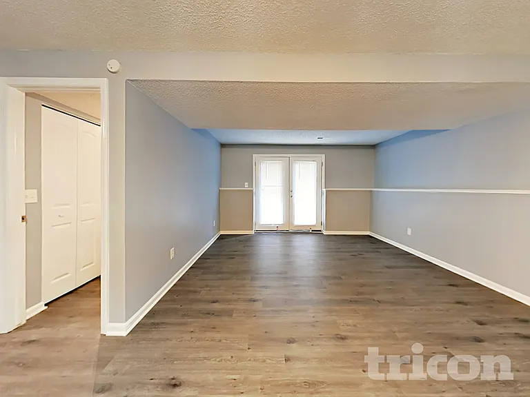 111 Woodspur Rd — Photo 2