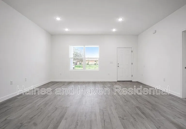 304 Pearl St — Photo 12
