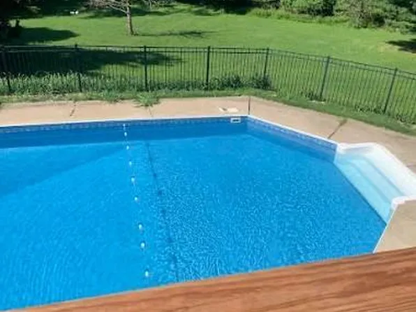 9 Royalty Ct, Florissant, MO 63034